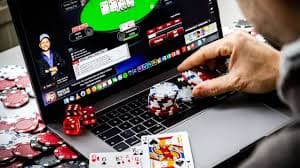 Simbol perlindungan data dan privasi online yang aman di platform taruhan digital